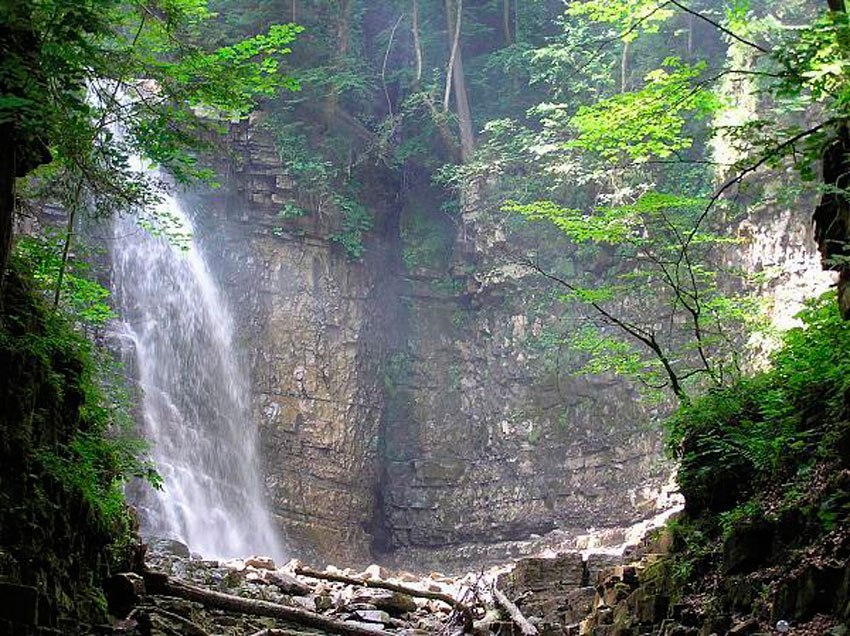 село Манява і Манявський водоспад