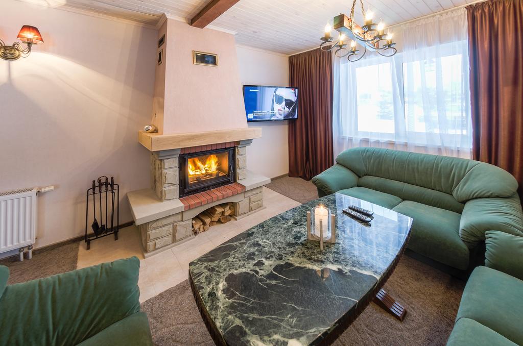 Апарт-готель 5 Камінів Ясіня камінна зала