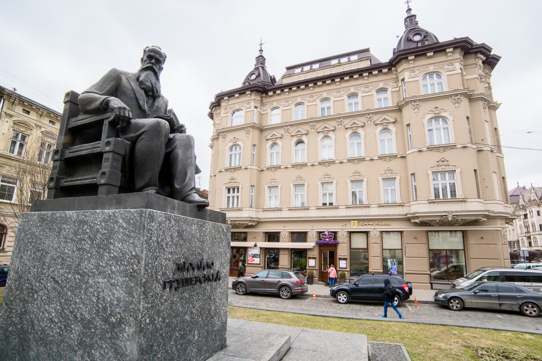 Арт-готель Модерн Львів з вулиці