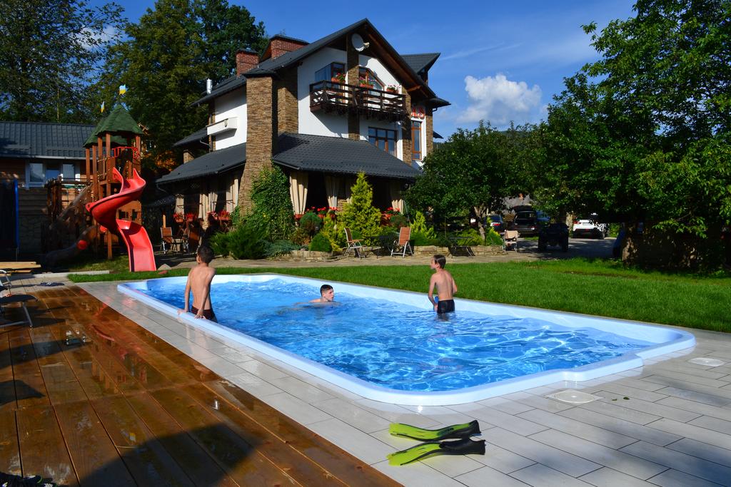 Басейн в готелі Хата Гуцула Микуличин