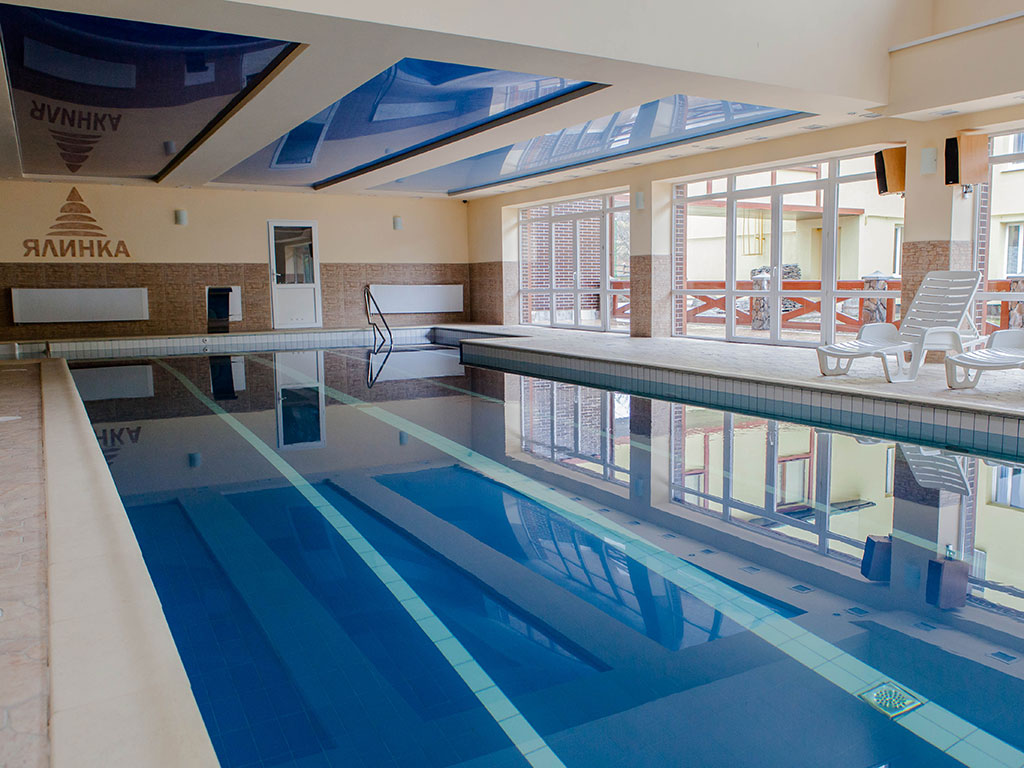 Басейн в готелі Ялинка Вишків