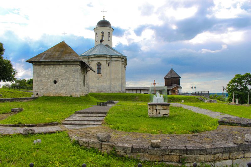 Фрагменти стінових конструкцій Успенського собору 12 століття, елементи кам’яного декору храму, деталі фрескового розпису