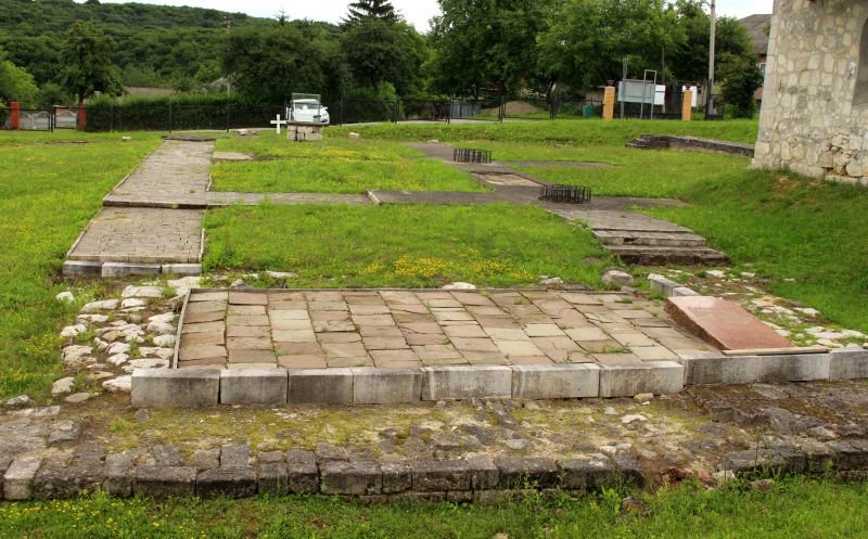 Фундаменти Успенського храму за розмірами 32,5 на 37,5 метрів