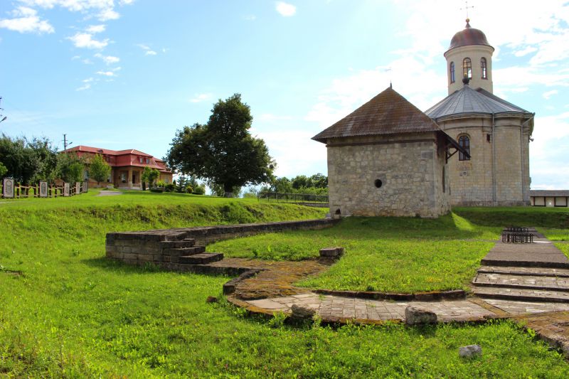 Фундаменти Успенського собору 12 століття в Крилосі