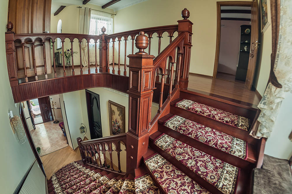 Гостьовий будинок Сабан Делюкс Львів - сходова готелю