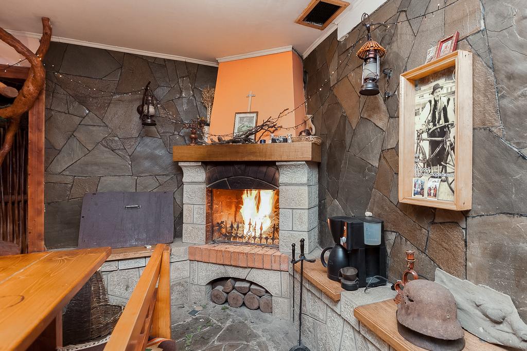 Камін в готелі Ватра Яремче