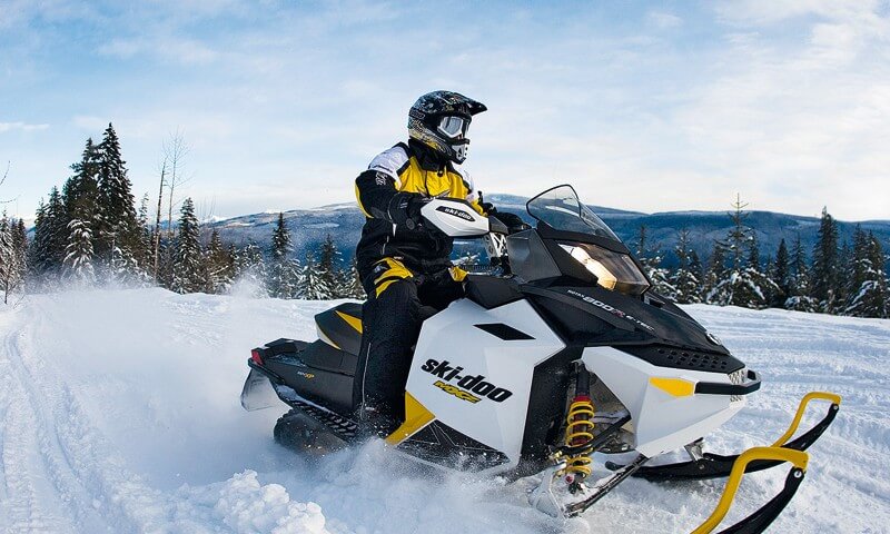 Катання на снігоходах на курорті Ізки