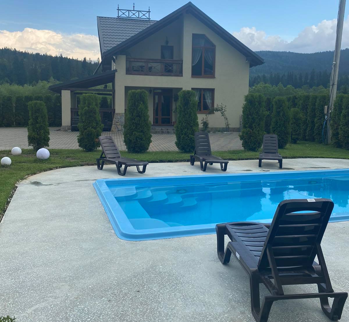 Котеджі У Стаса Микуличин з чанами басейном і сауною