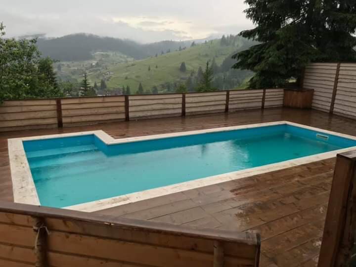 Літній басейн готелю Таємниця Карпат в Яблуниці