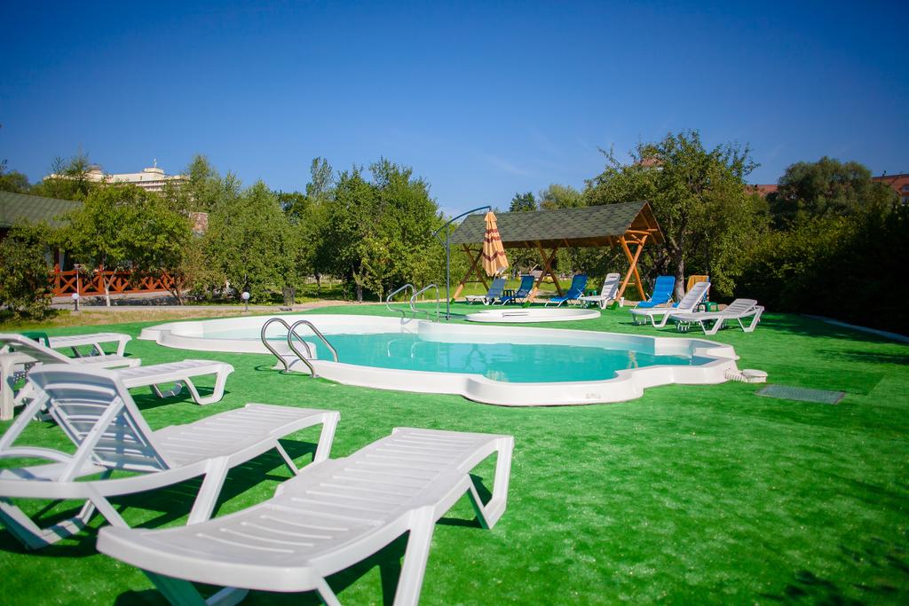 Літній басейн пансіонату Богема Трускавець