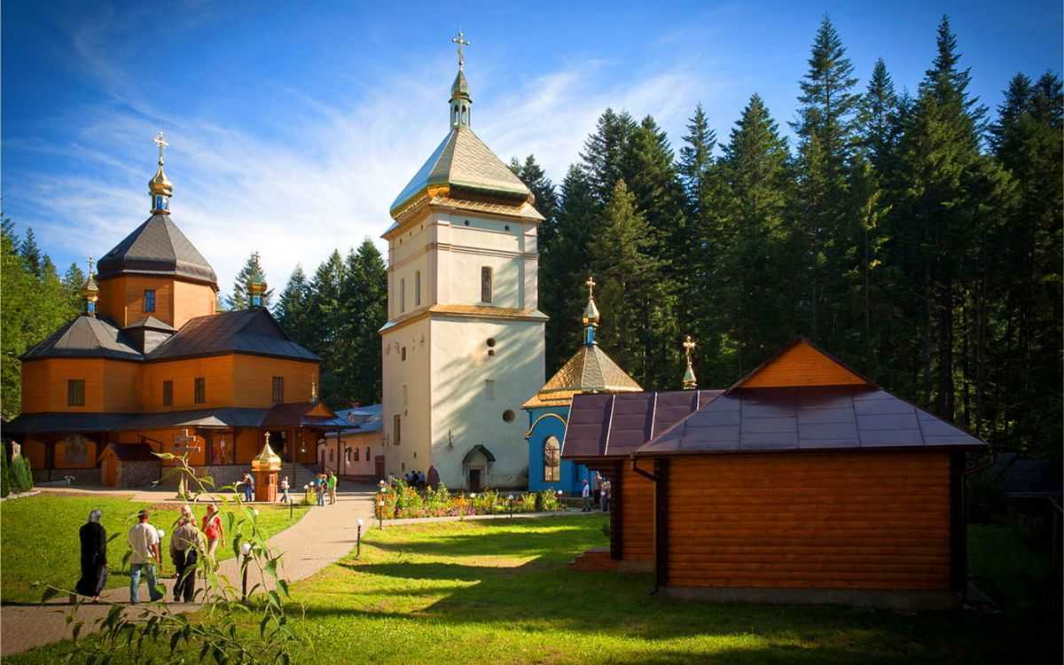 Манявський Скит по дорозі через Богородчани