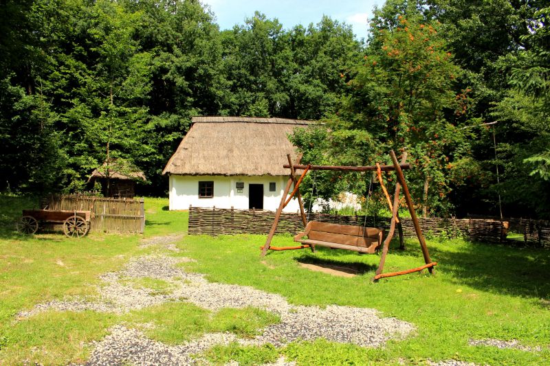 Традиційна покутська садиба кінця 17 – початку 20 століття, перевезена з села Торговиця Городенківського району