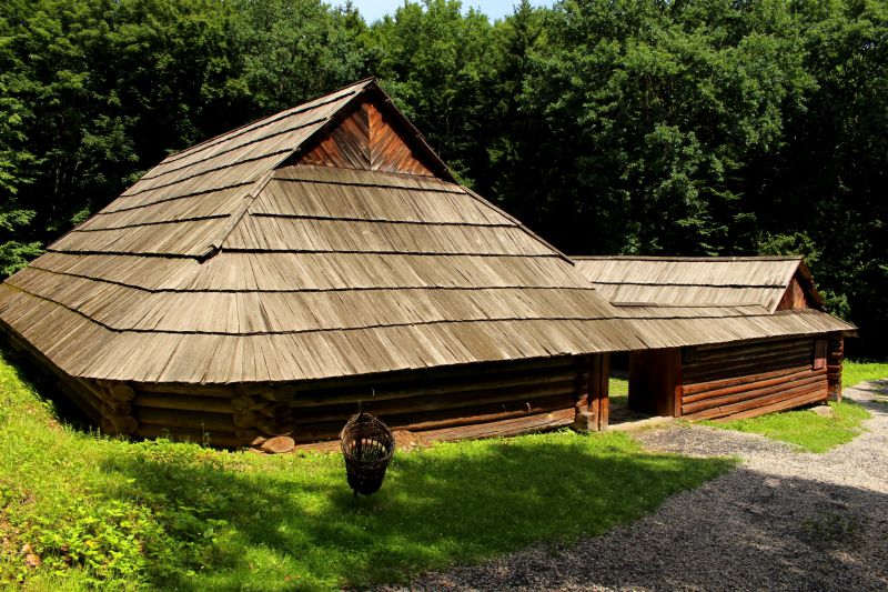 Гуцульська хата-гражда в музеї етнографії Прикарпаття в Крилосі