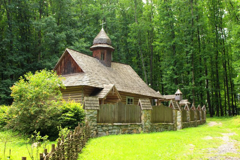 Дерев'яна церква Всіх Святих початку ХХ століття з села Поплавники Галицького району