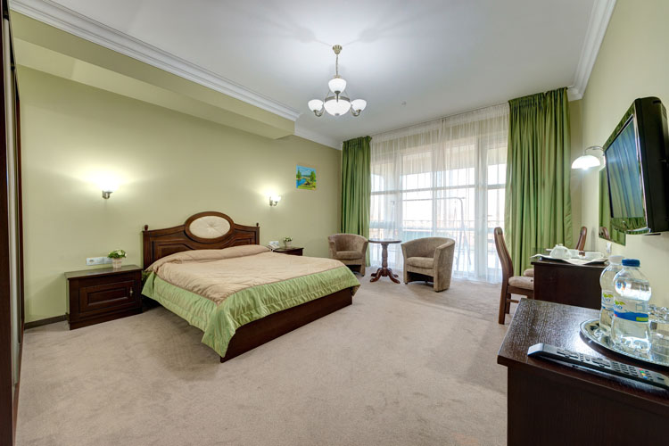 Номер люкс в готелі ресторані Варшава Малехів