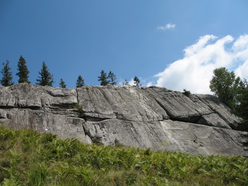 Писаний камінь знизу