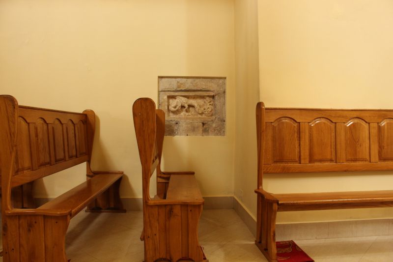 Стародавні рельєфи, найцікавішим з яких є дракон, що випускає полум’я.