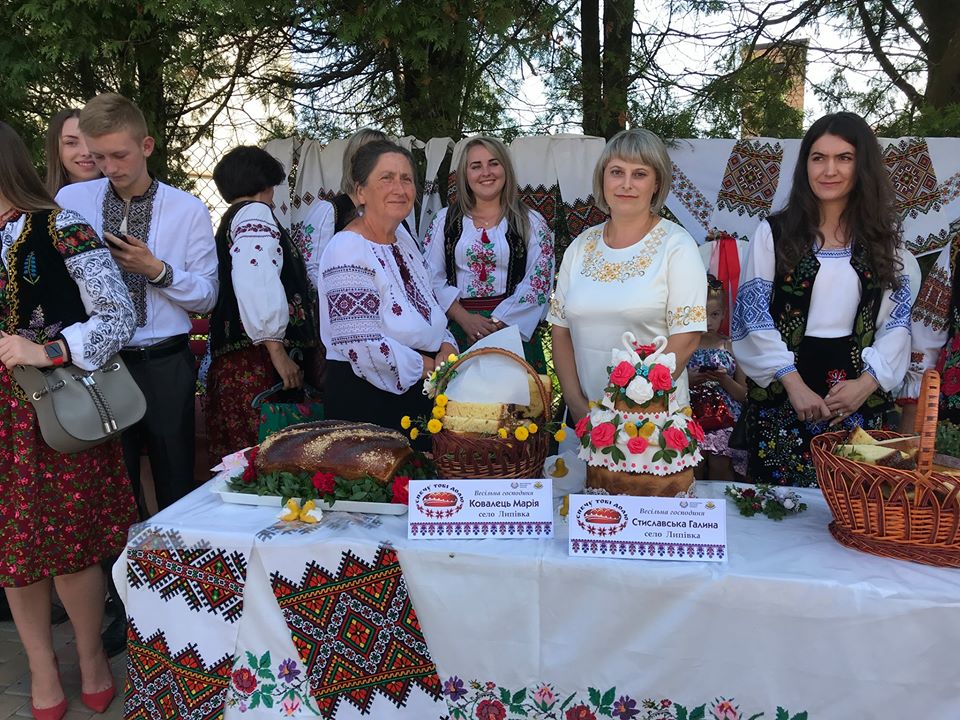 Виставка весільних короваїв в селі Добринів