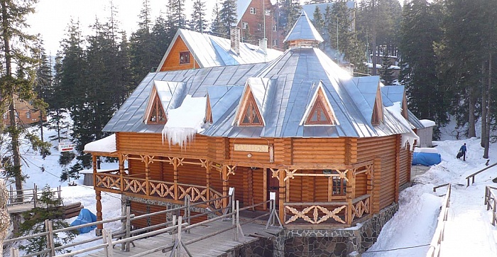 П'ятиповерховий дерев'яний котедж на 14 номерів в Драгобраті