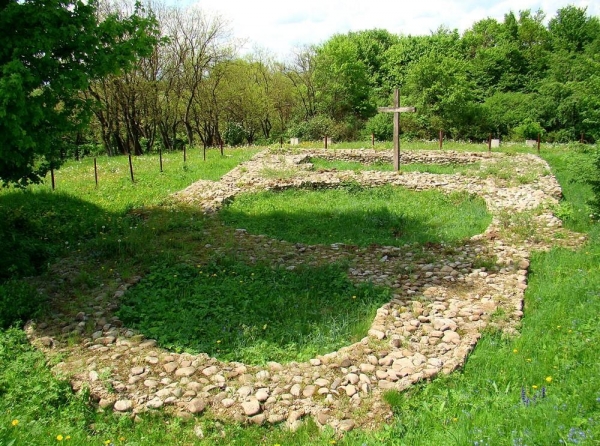 Фундаменти сакральних пам'яток в селі Крилос