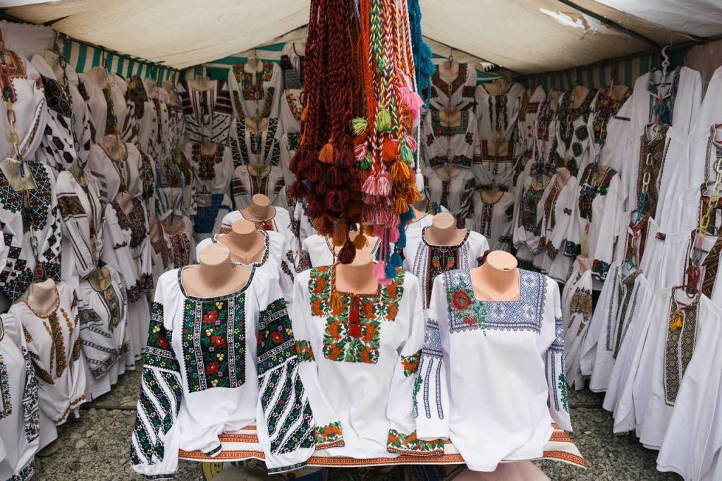 Вишиті сорочки на Косівському базарі