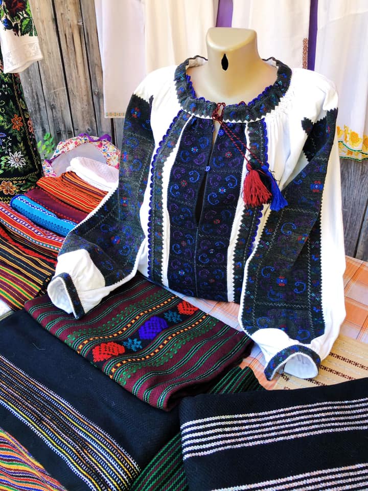 Вишита сорочка на Косівському базарі