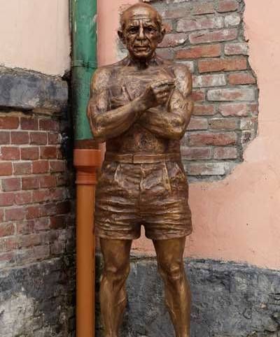 Пам'ятник Пікассо в трусах