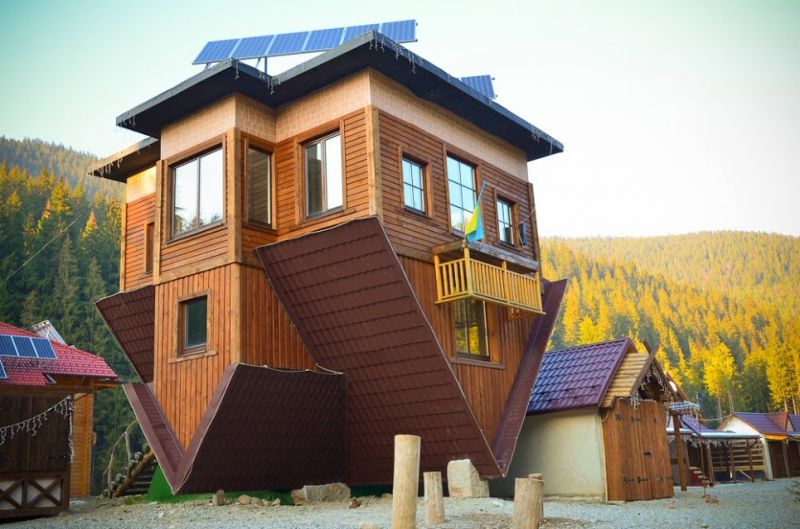 Перевернута хата - відома туристична локація