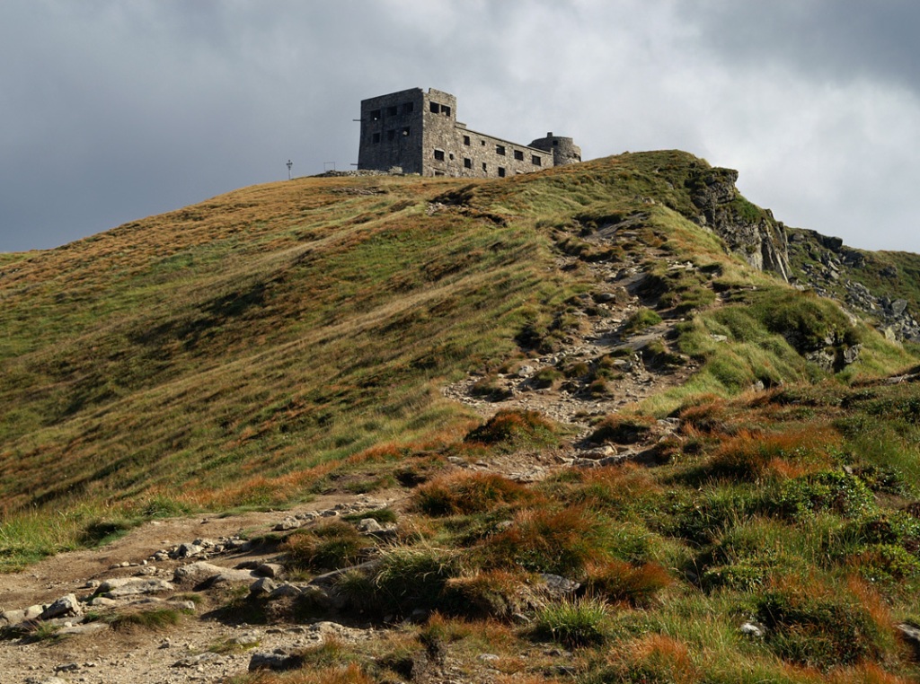 Обсерваторія 'Білий слон' на горі Піп Іван Чорногірський