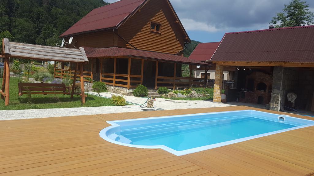 Гостьовий будинок 'В Карпатах' Мигово (басейн, риболовля)