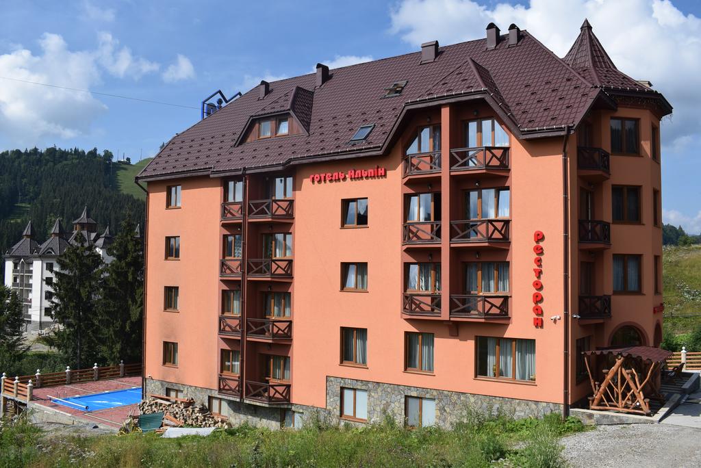 Готель 'Альпін' в селі Поляниця