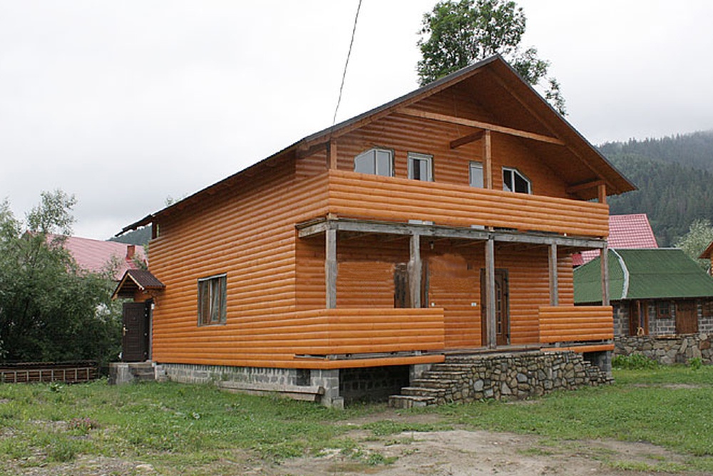 Садиба 'Над річкою' в Микуличині