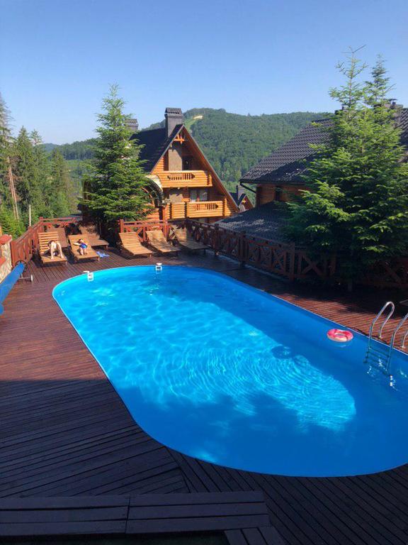 Вілла 'VIP HOUSES Карпати Мигово' (літній басейн, тераса)