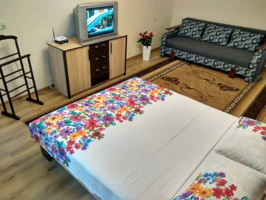 Біля Іскри вул. Кавалерідзе, 8