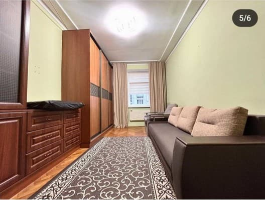 біля Медичного університету, центр