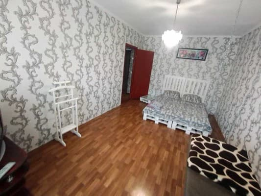 Біля парку Олександрія вул. В. Стуса, 10