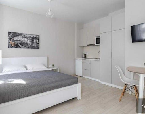 біля вокзалу, вул. Голубовича 37/4