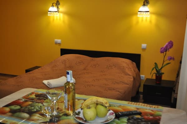 Lux по вул. Богомольця, 11а