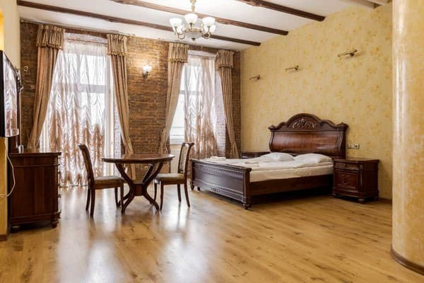 на Площі Ринок, 20