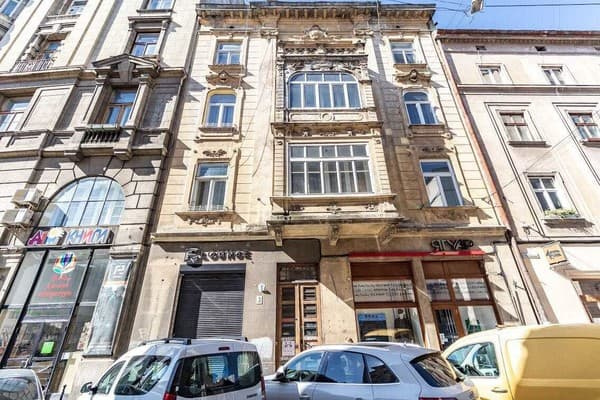 на Театральній