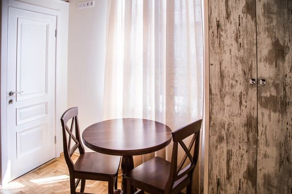 White House вул. Івана Франка, 90