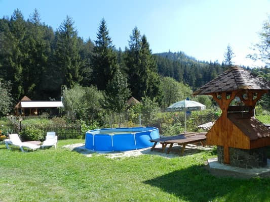 Зелена садиба над річкою