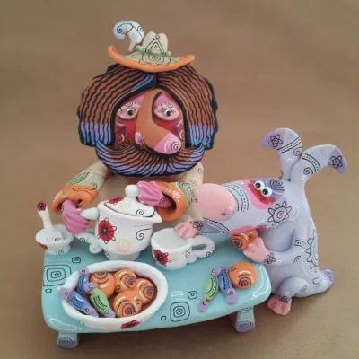 Cheerful ceramic sculptures with golden hands of a master