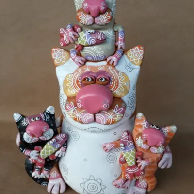 Cheerful ceramic sculptures with golden hands of a master — 5