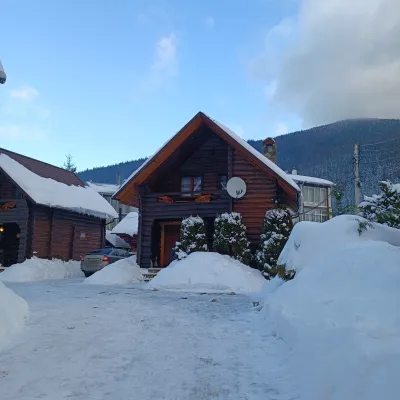 Котеджі "Wood House" Татарів (літній басейн, окремі будинки,