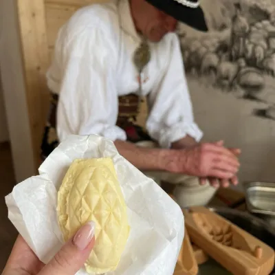 Dom Oscypka na Krupówkach: warsztaty robienia serków z bacą — 4