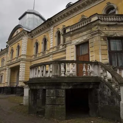 Gredl Palace, Skole — 2