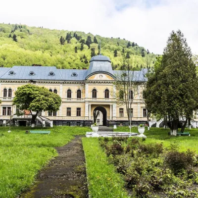 Gredl Palace, Skole — 3