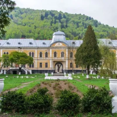 Gredl Palace, Skole — 4