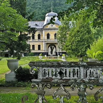 Gredl Palace, Skole — 5